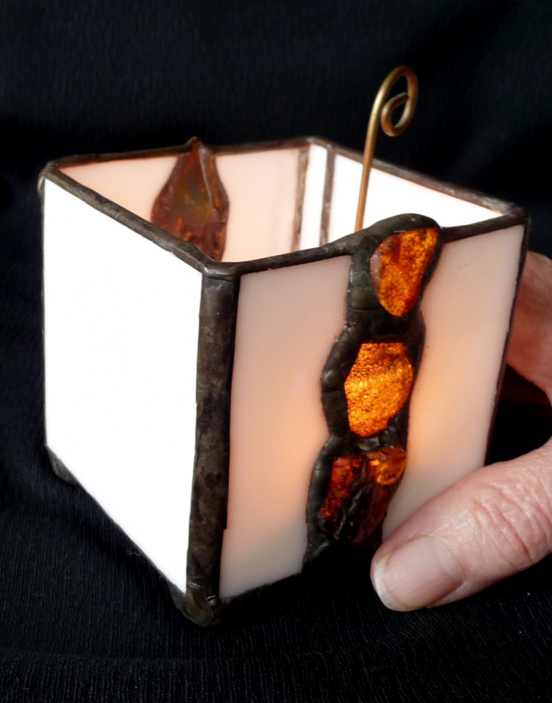 Autorskie świeczniki lampiony ze szkła witrażowego oraz naturalnych minerałów takich jak karneol, bursztyn, agat to trafiony prezent handmade